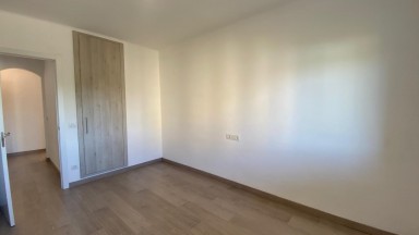 Appartement à louer, non meublé, récemment rénové avec quatre chambres et parking en option. Vues imbattables.