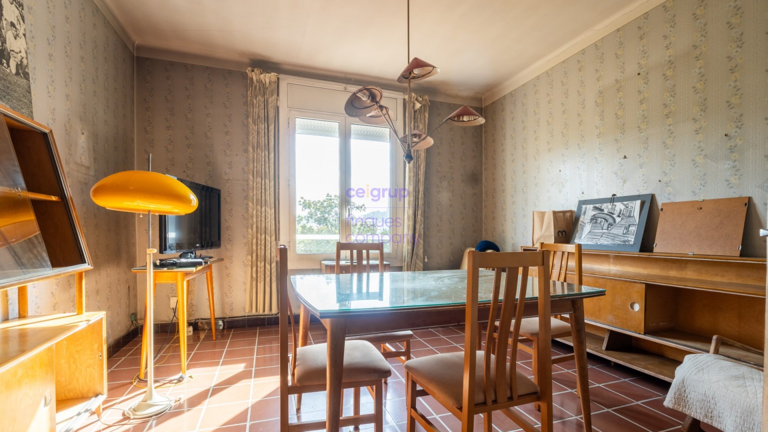 Flat for sale located in the Eixample area of ​​Girona.