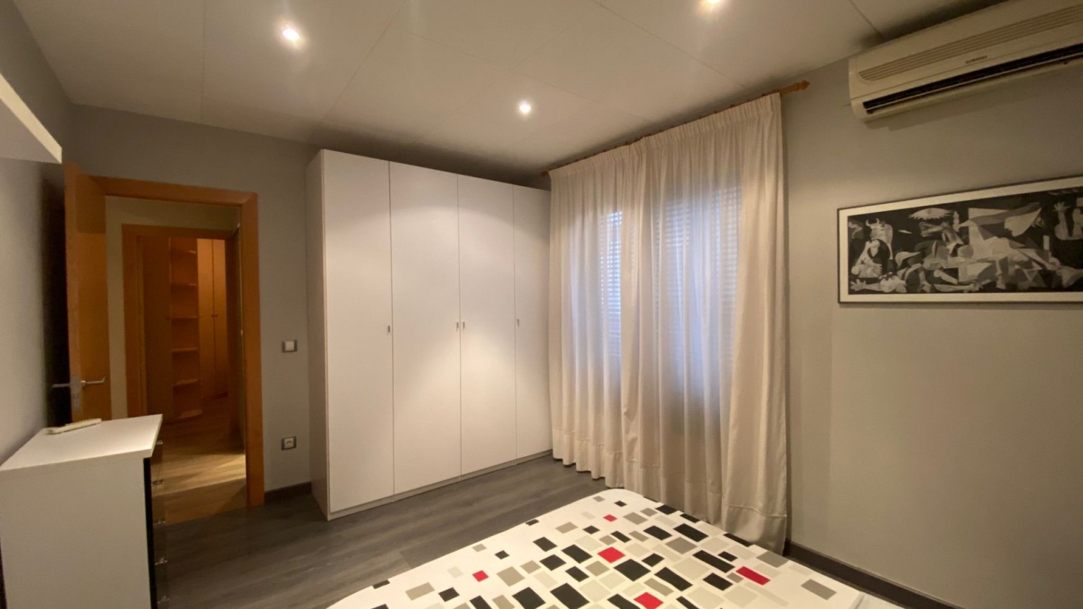 Spacious and bright apartment for rent, Eixample area