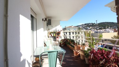 Central flat with terrace near the beach