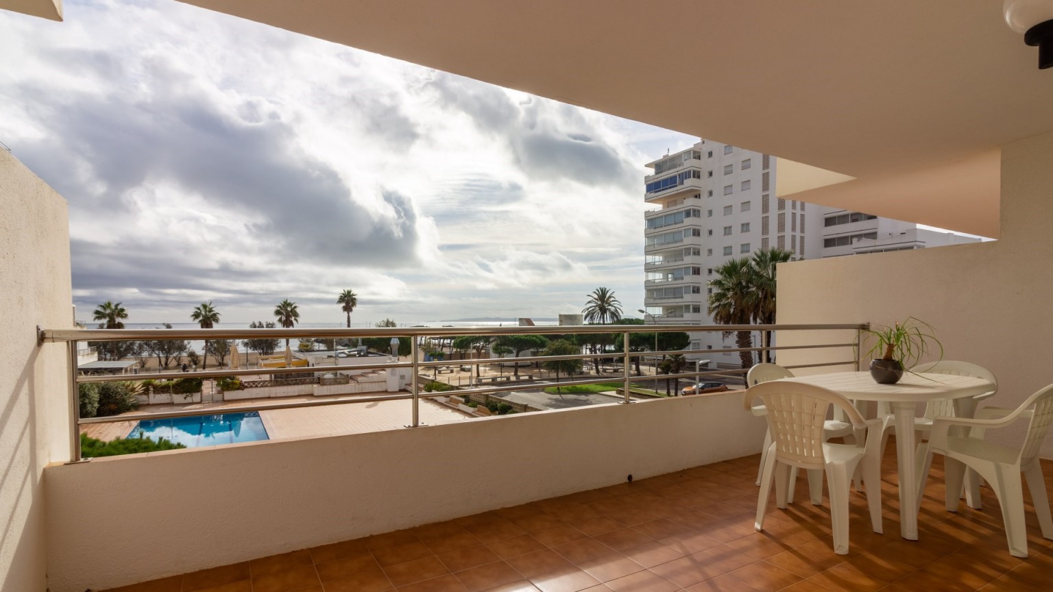 LLUMINÓS APARTAMENT DAVANT LA MAR