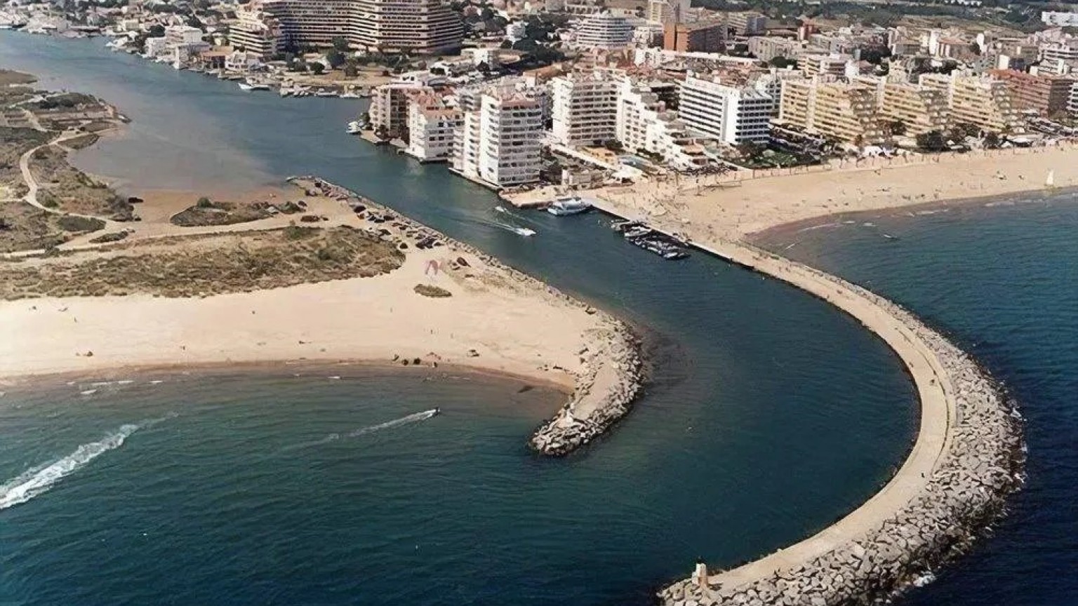 Seafront flat with spectacular views