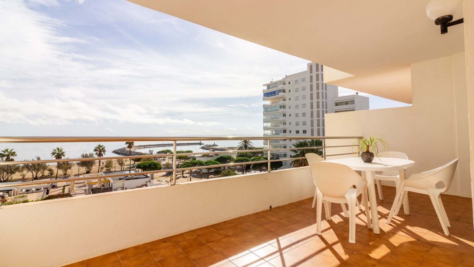 Seafront flat with spectacular views