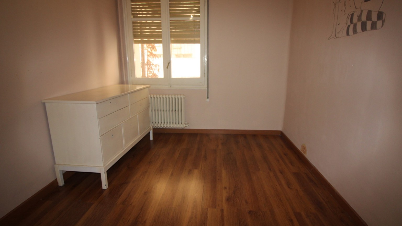 Appartement à louer Zona Eixample. Il dispose de 4 chambres à coucher, cuisine, salle à manger-salon avec cheminée, 1 salle de bain, 1 toilette, balcon et une grande terrasse.