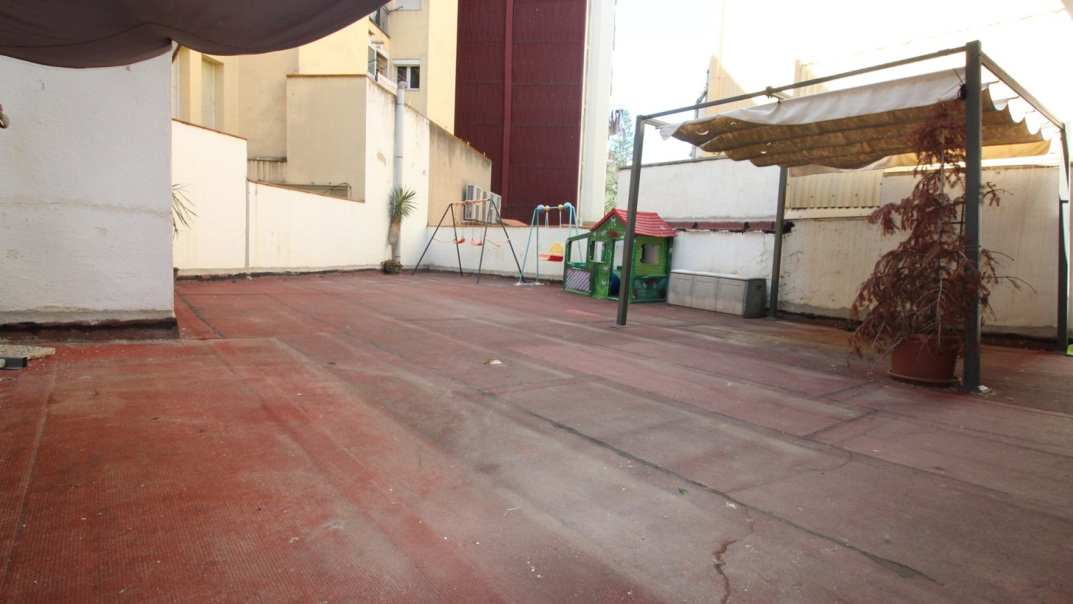 Appartement à louer Zona Eixample. Il dispose de 4 chambres à coucher, cuisine, salle à manger-salon avec cheminée, 1 salle de bain, 1 toilette, balcon et une grande terrasse.