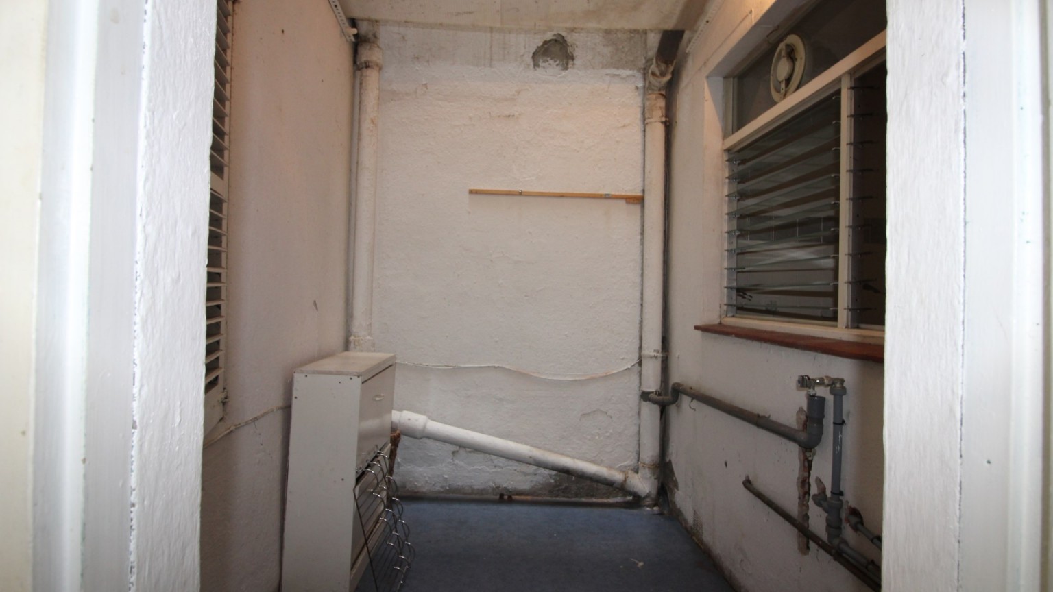 Appartement à louer Zona Eixample. Il dispose de 4 chambres à coucher, cuisine, salle à manger-salon avec cheminée, 1 salle de bain, 1 toilette, balcon et une grande terrasse.