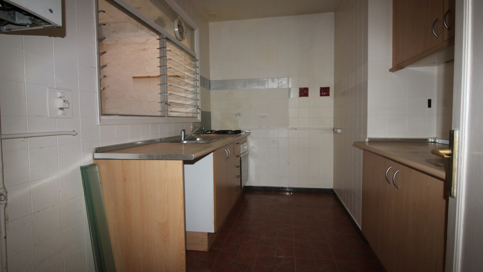 Appartement à louer Zona Eixample. Il dispose de 4 chambres à coucher, cuisine, salle à manger-salon avec cheminée, 1 salle de bain, 1 toilette, balcon et une grande terrasse.