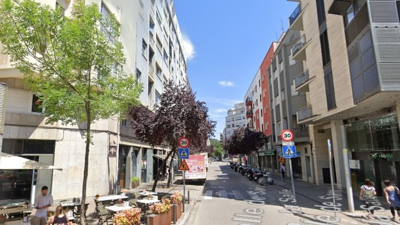 Appartement à louer Zona Eixample. Il dispose de 4 chambres à coucher, cuisine, salle à manger-salon avec cheminée, 1 salle de bain, 1 toilette, balcon et une grande terrasse.