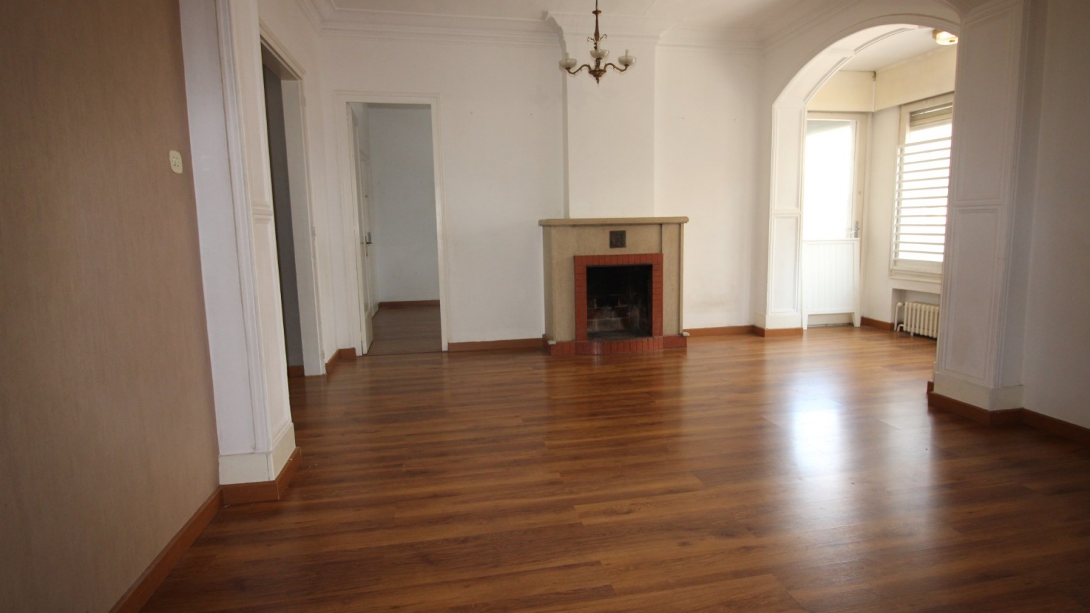 Appartement à louer Zona Eixample. Il dispose de 4 chambres à coucher, cuisine, salle à manger-salon avec cheminée, 1 salle de bain, 1 toilette, balcon et une grande terrasse.