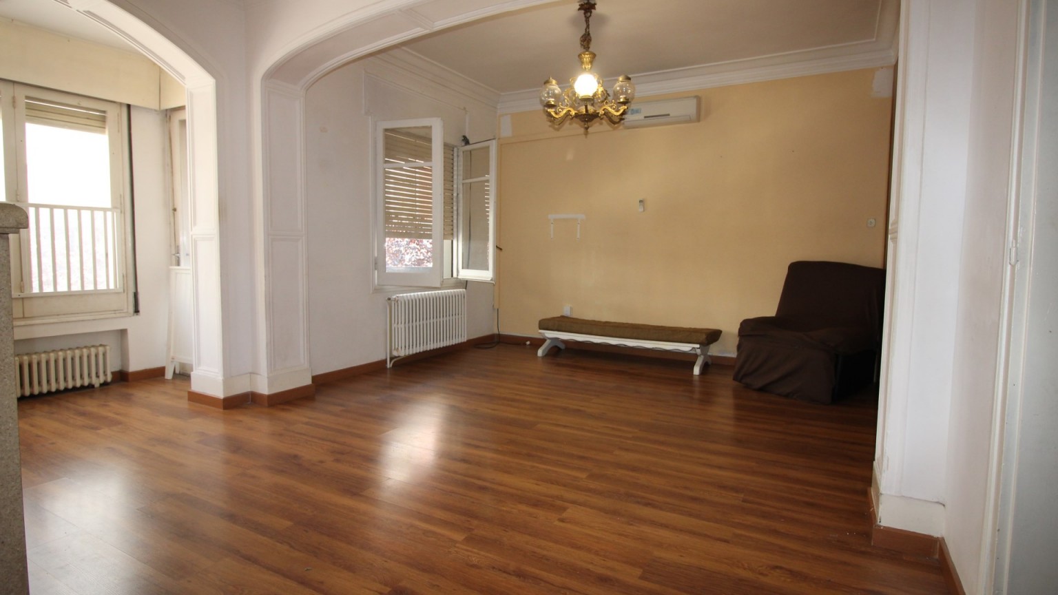 Appartement à louer Zona Eixample. Il dispose de 4 chambres à coucher, cuisine, salle à manger-salon avec cheminée, 1 salle de bain, 1 toilette, balcon et une grande terrasse.