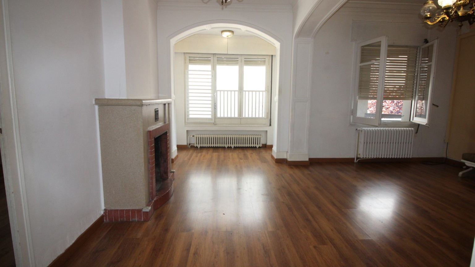 Appartement à louer Zona Eixample. Il dispose de 4 chambres à coucher, cuisine, salle à manger-salon avec cheminée, 1 salle de bain, 1 toilette, balcon et une grande terrasse.