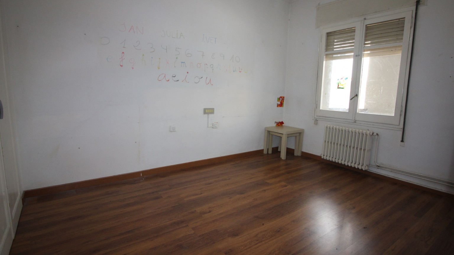 Appartement à louer Zona Eixample. Il dispose de 4 chambres à coucher, cuisine, salle à manger-salon avec cheminée, 1 salle de bain, 1 toilette, balcon et une grande terrasse.