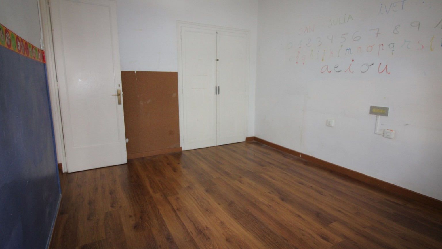 Appartement à louer Zona Eixample. Il dispose de 4 chambres à coucher, cuisine, salle à manger-salon avec cheminée, 1 salle de bain, 1 toilette, balcon et une grande terrasse.