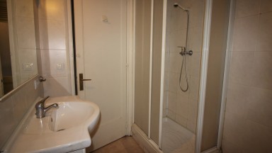 Appartement à louer Zona Eixample. Il dispose de 4 chambres à coucher, cuisine, salle à manger-salon avec cheminée, 1 salle de bain, 1 toilette, balcon et une grande terrasse.