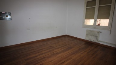 Appartement à louer Zona Eixample. Il dispose de 4 chambres à coucher, cuisine, salle à manger-salon avec cheminée, 1 salle de bain, 1 toilette, balcon et une grande terrasse.