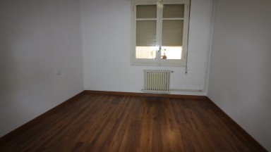 Appartement à louer Zona Eixample. Il dispose de 4 chambres à coucher, cuisine, salle à manger-salon avec cheminée, 1 salle de bain, 1 toilette, balcon et une grande terrasse.