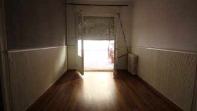 Appartement à louer Zona Eixample. Il dispose de 4 chambres à coucher, cuisine, salle à manger-salon avec cheminée, 1 salle de bain, 1 toilette, balcon et une grande terrasse.