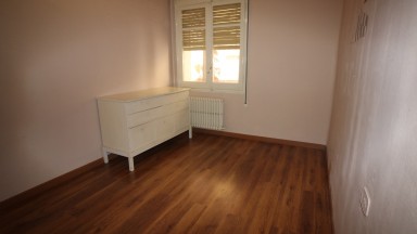 Appartement à louer Zona Eixample. Il dispose de 4 chambres à coucher, cuisine, salle à manger-salon avec cheminée, 1 salle de bain, 1 toilette, balcon et une grande terrasse.