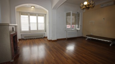 Appartement à louer Zona Eixample. Il dispose de 4 chambres à coucher, cuisine, salle à manger-salon avec cheminée, 1 salle de bain, 1 toilette, balcon et une grande terrasse.