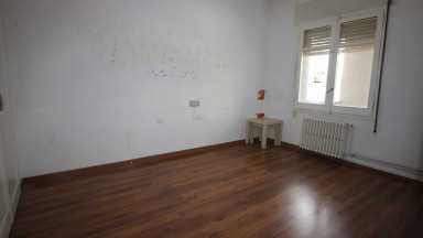 Appartement à louer Zona Eixample. Il dispose de 4 chambres à coucher, cuisine, salle à manger-salon avec cheminée, 1 salle de bain, 1 toilette, balcon et une grande terrasse.