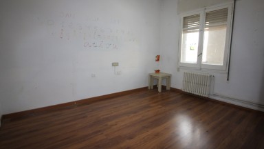 Appartement à louer Zona Eixample. Il dispose de 4 chambres à coucher, cuisine, salle à manger-salon avec cheminée, 1 salle de bain, 1 toilette, balcon et une grande terrasse.