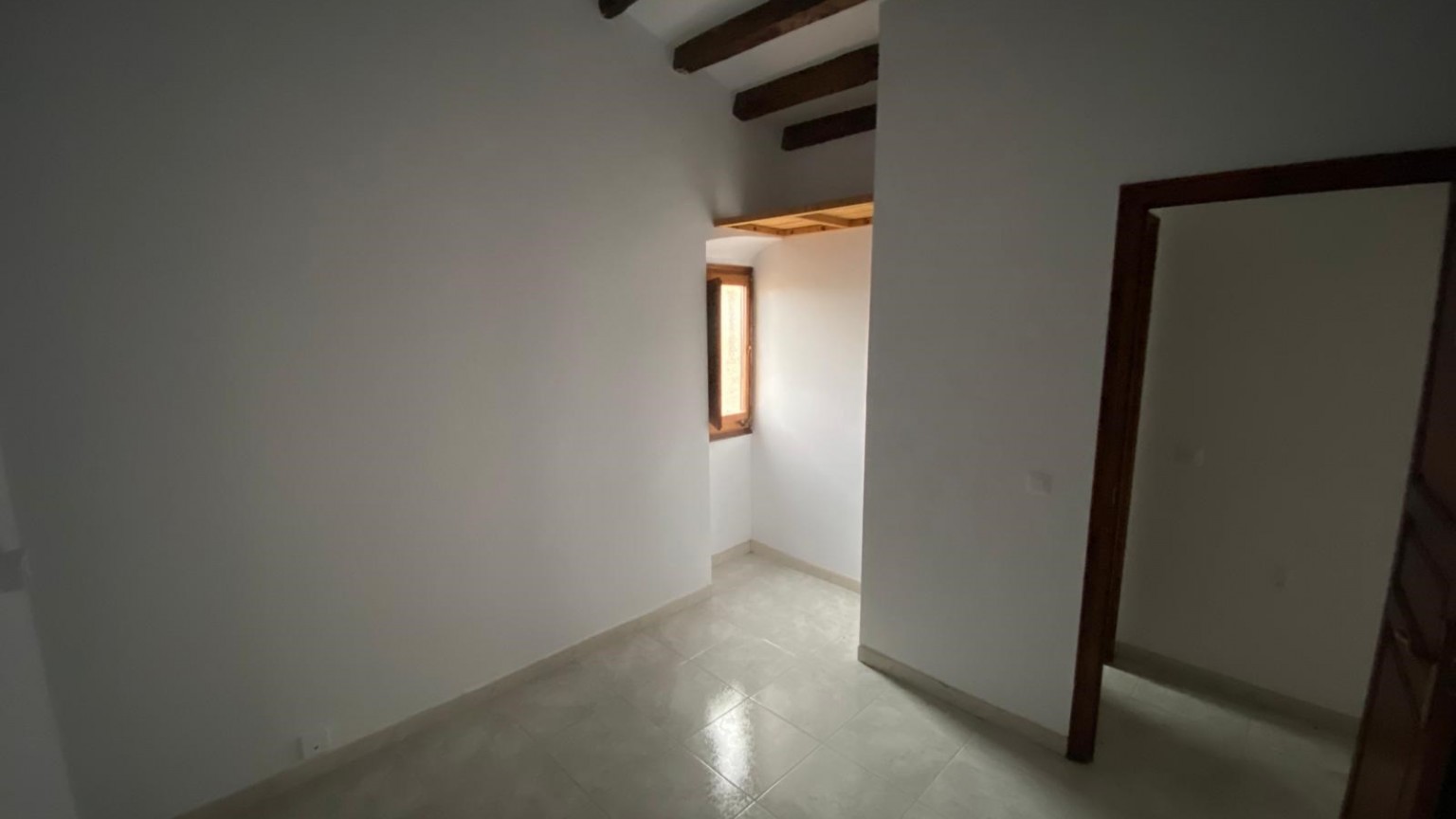 Flat for rent in the center of the municipality of Cantallops, of three double rooms.