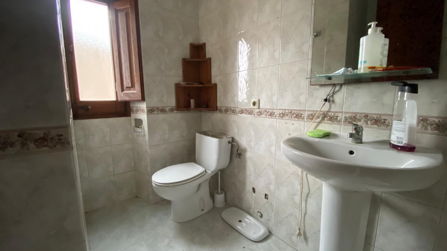 Flat for rent in the center of the municipality of Cantallops, of three double rooms.