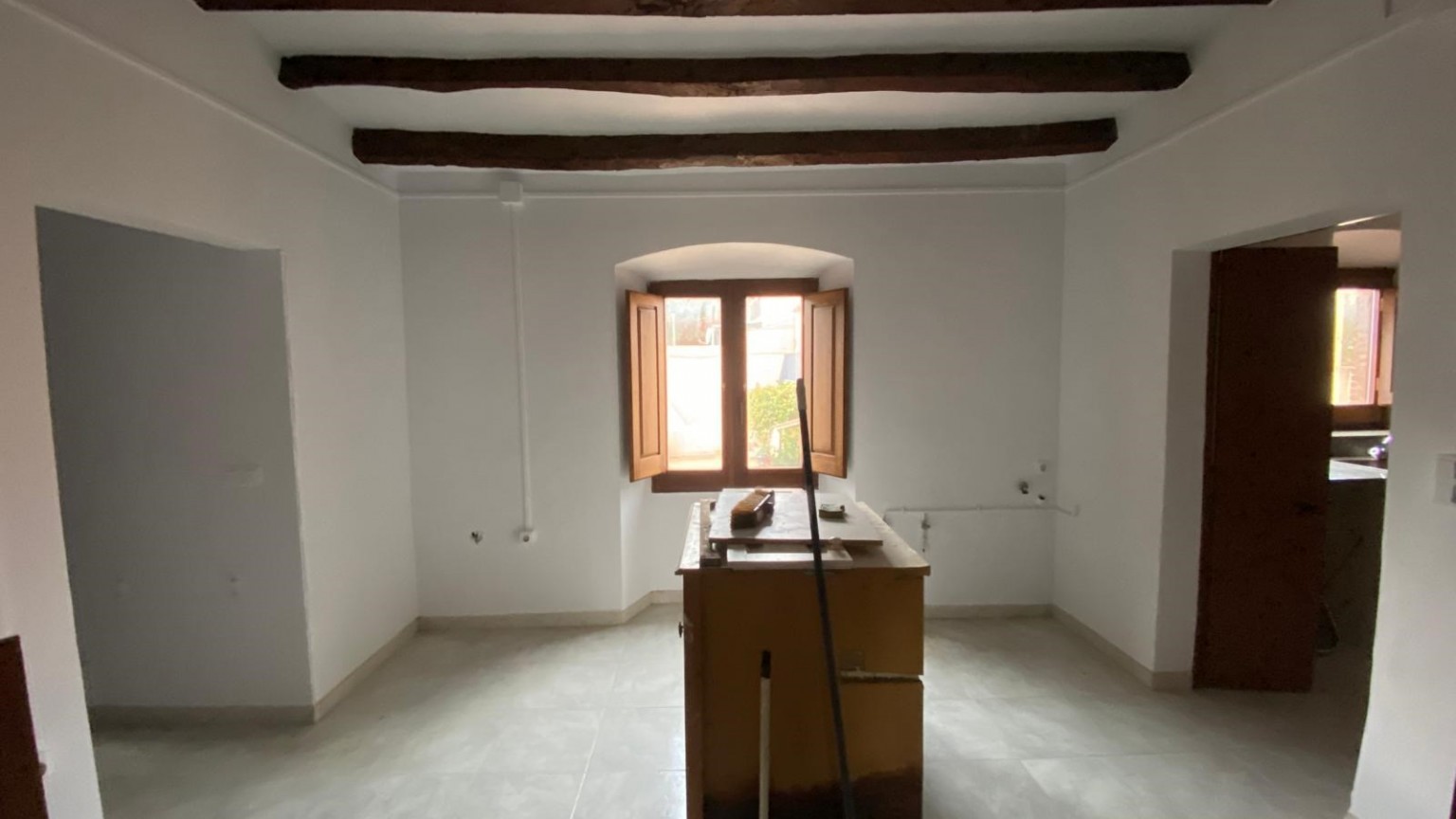 Flat for rent in the center of the municipality of Cantallops, of three double rooms.