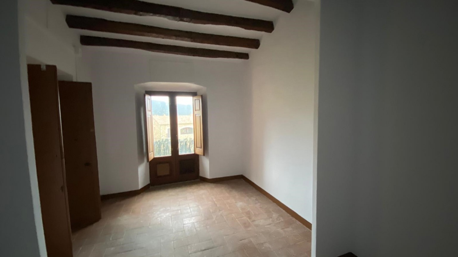 Flat for rent in the center of the municipality of Cantallops, of three double rooms.