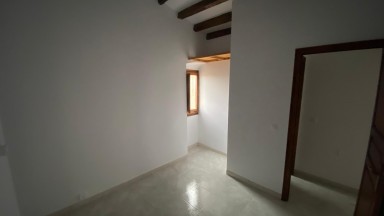 Flat for rent in the center of the municipality of Cantallops, of three double rooms.