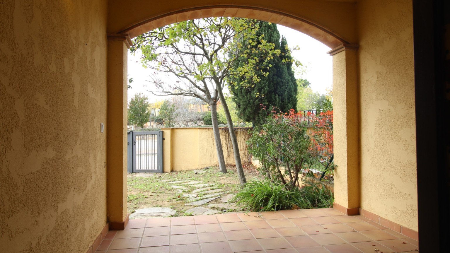 Casa aparellada en venda amb jardí, a Vilamaniscle