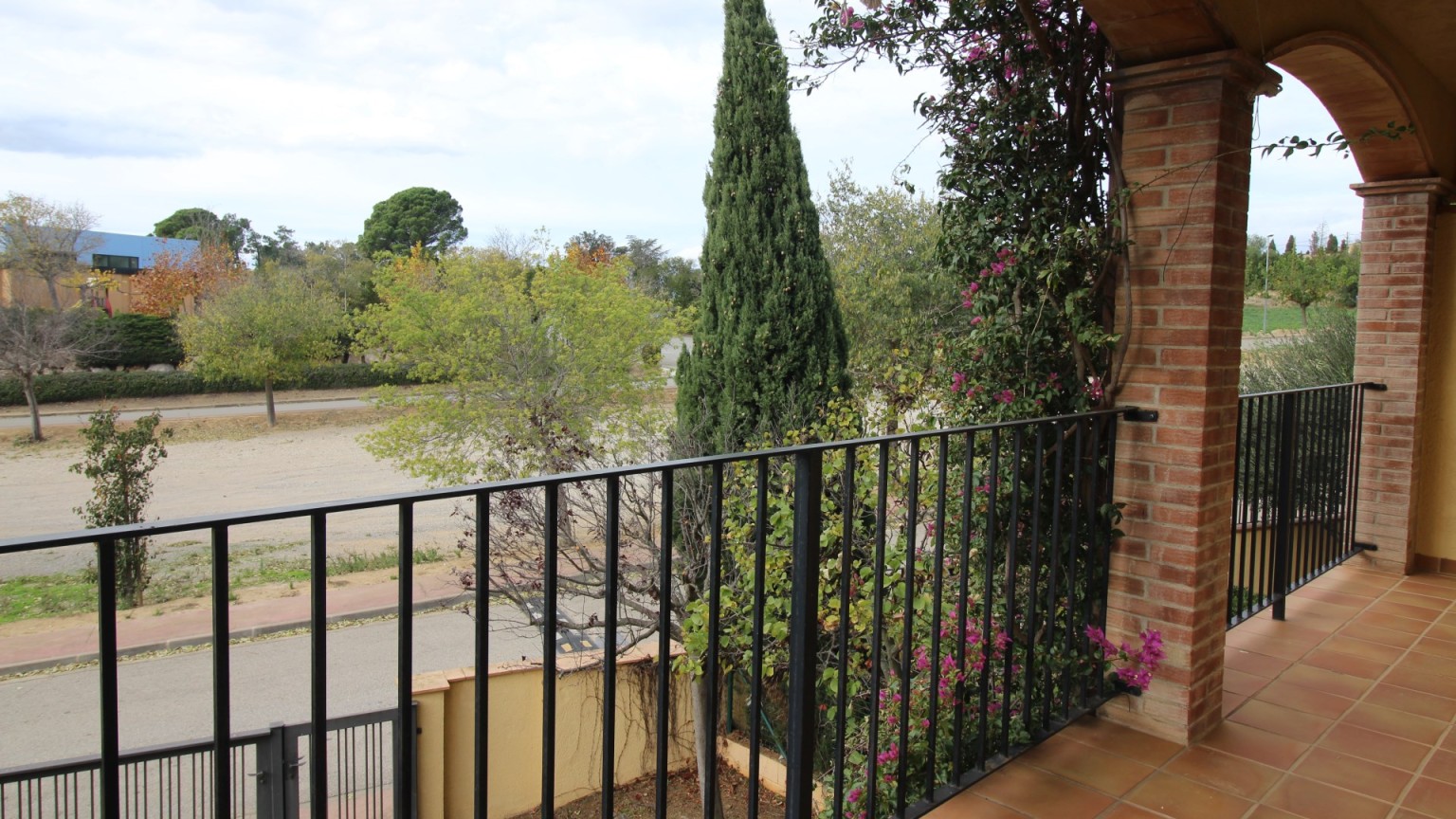 Casa aparellada en venda amb jardí, a Vilamaniscle