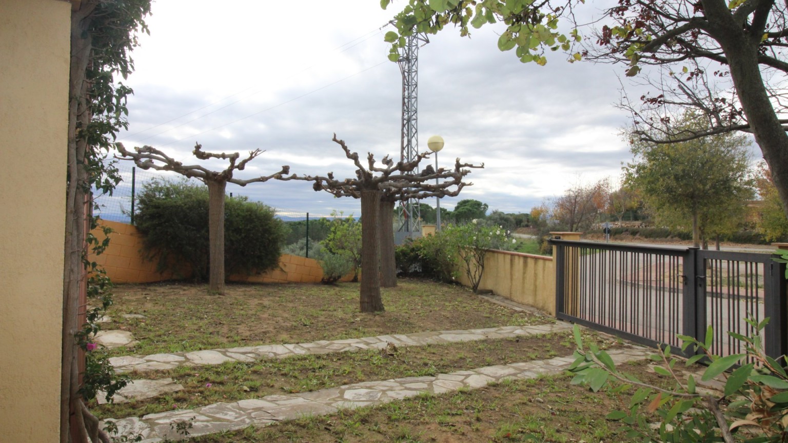 Casa aparellada en venda amb jardí, a Vilamaniscle