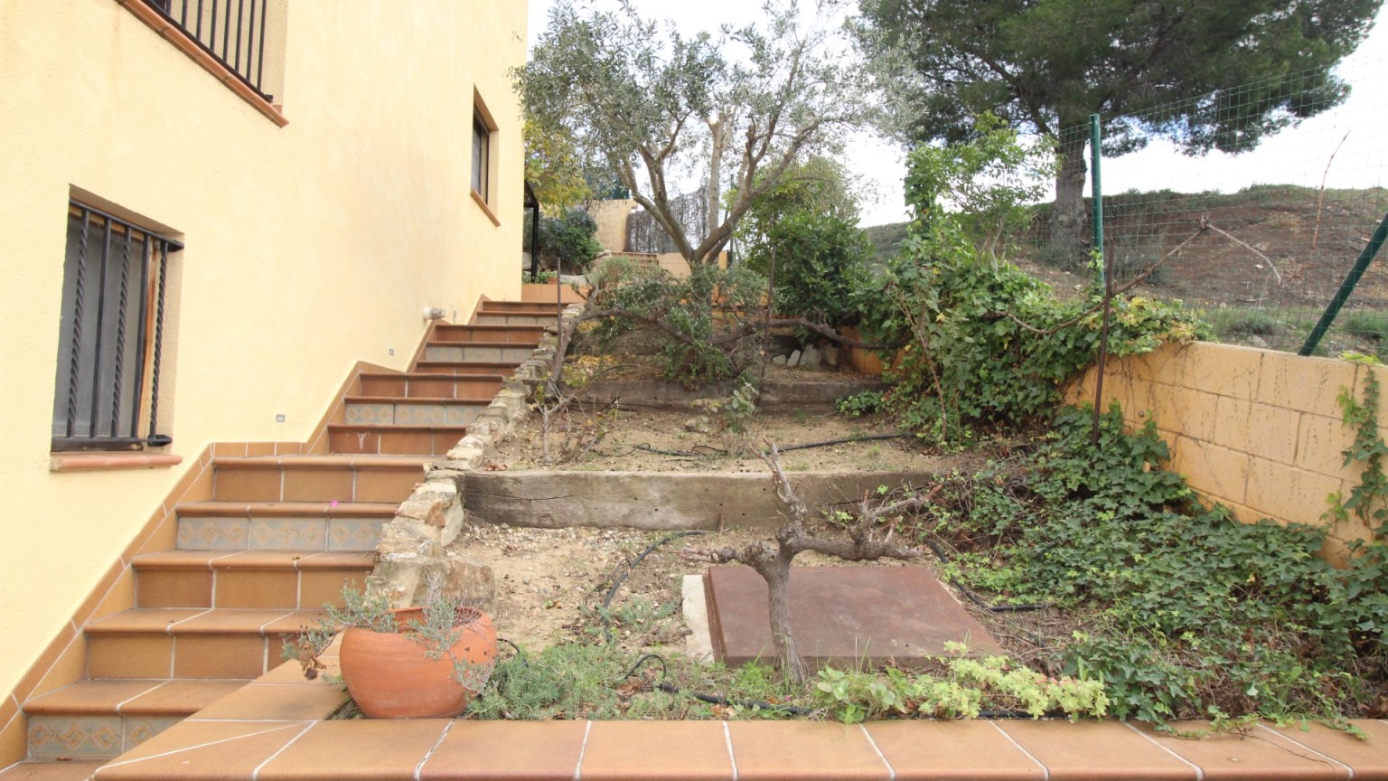 Casa aparellada en venda amb jardí, a Vilamaniscle