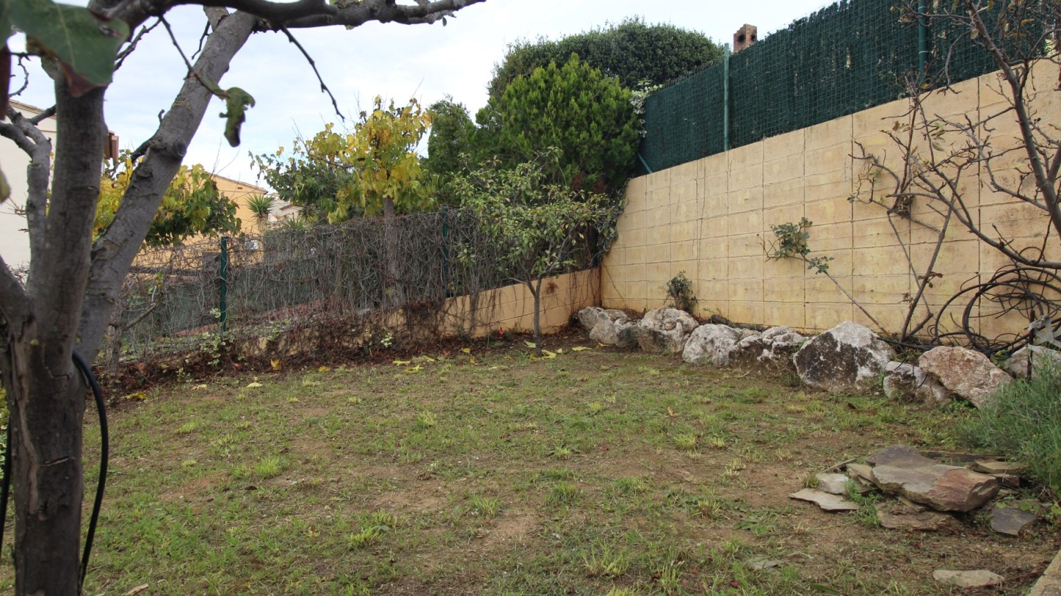 Casa aparellada en venda amb jardí, a Vilamaniscle