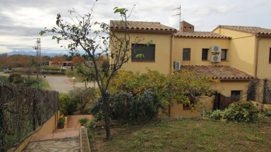 Semi-detached house for sale with garden, in Vilamaniscle