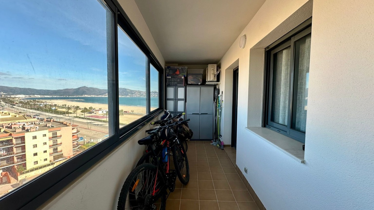 Apartamento en Empuriabrava con vistas al mar, tres dormitorios, ascensor, parking y piscina comunitaria.