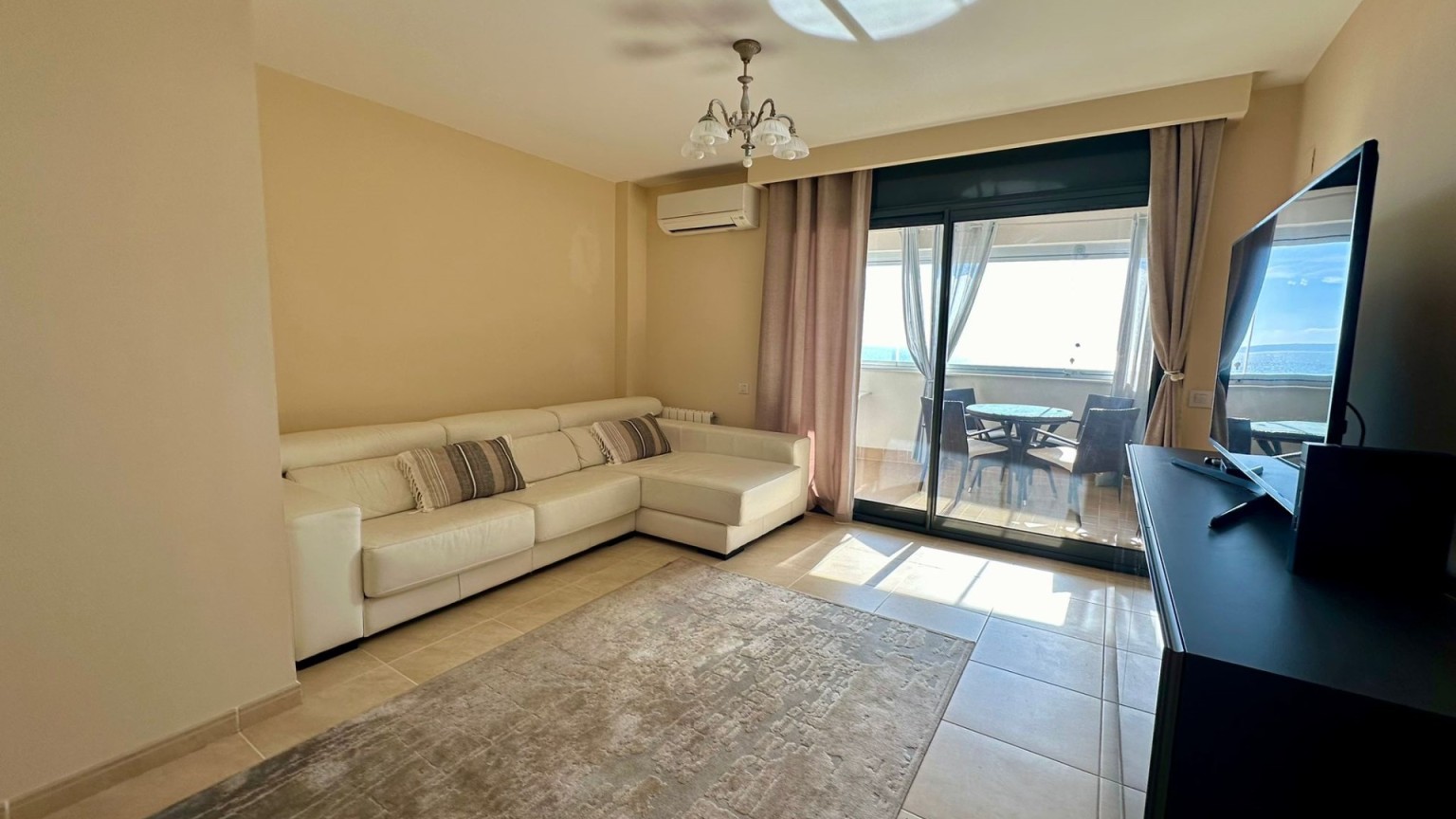 Apartamento en Empuriabrava con vistas al mar, tres dormitorios, ascensor, parking y piscina comunitaria.