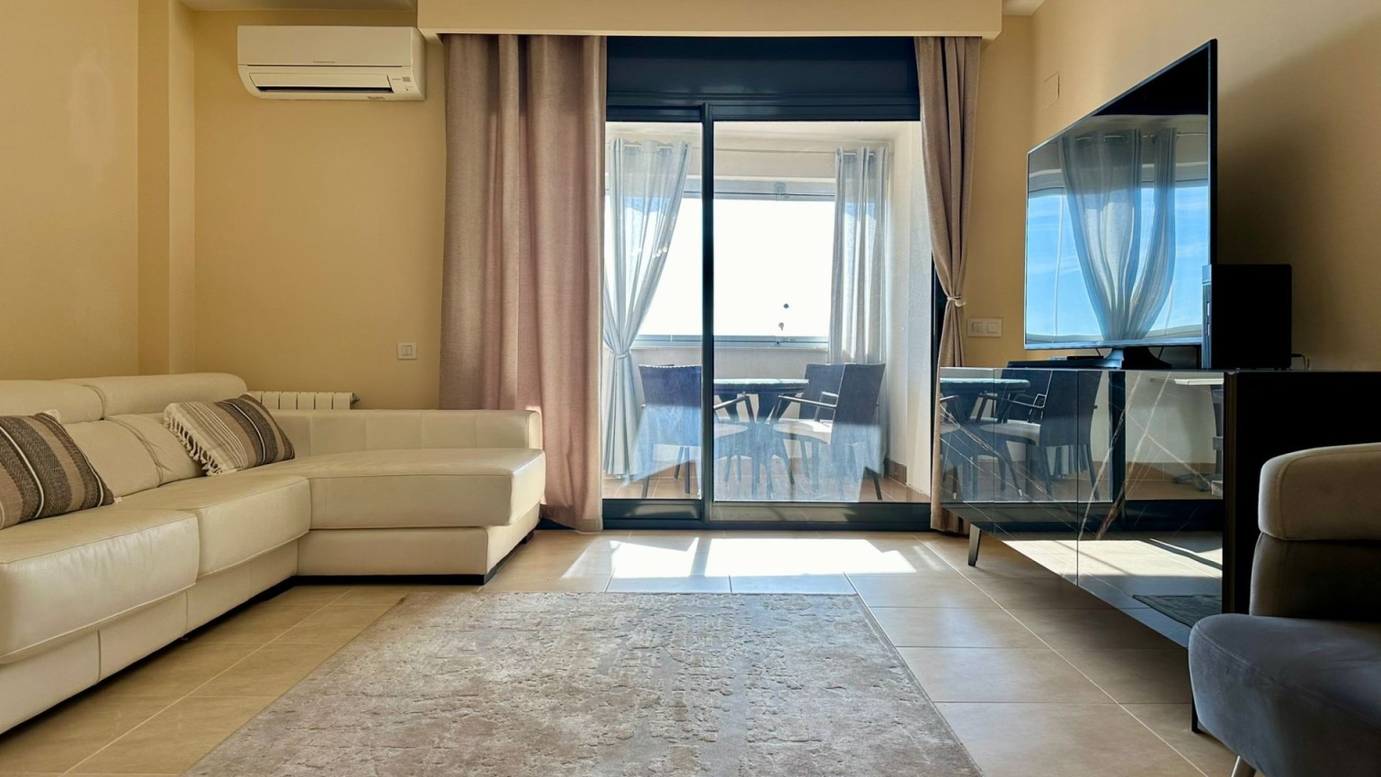 Apartamento en Empuriabrava con vistas al mar, tres dormitorios, ascensor, parking y piscina comunitaria.