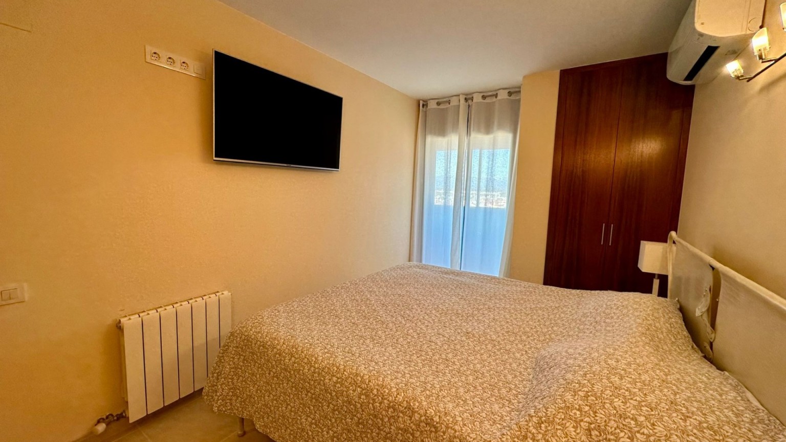 Apartamento en Empuriabrava con vistas al mar, tres dormitorios, ascensor, parking y piscina comunitaria.