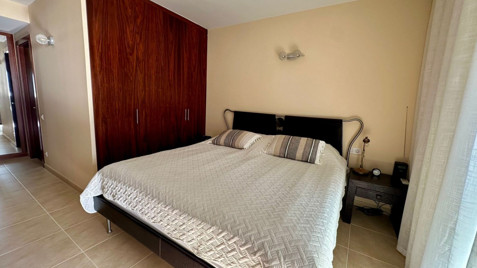 Apartamento en Empuriabrava con vistas al mar, tres dormitorios, ascensor, parking y piscina comunitaria.