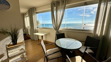 Apartamento en Empuriabrava con vistas al mar, tres dormitorios, ascensor, parking y piscina comunitaria.