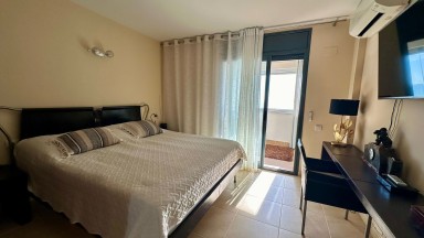 Apartamento en Empuriabrava con vistas al mar, tres dormitorios, ascensor, parking y piscina comunitaria.