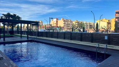 Apartamento en Empuriabrava con vistas al mar, tres dormitorios, ascensor, parking y piscina comunitaria.