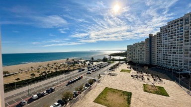 Apartamento en Empuriabrava con vistas al mar, tres dormitorios, ascensor, parking y piscina comunitaria.