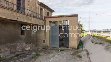 Country house for sale with a large plot of land, located in the municipality of Llers.