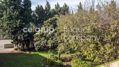 Country house for sale with a large plot of land, located in the municipality of Llers.