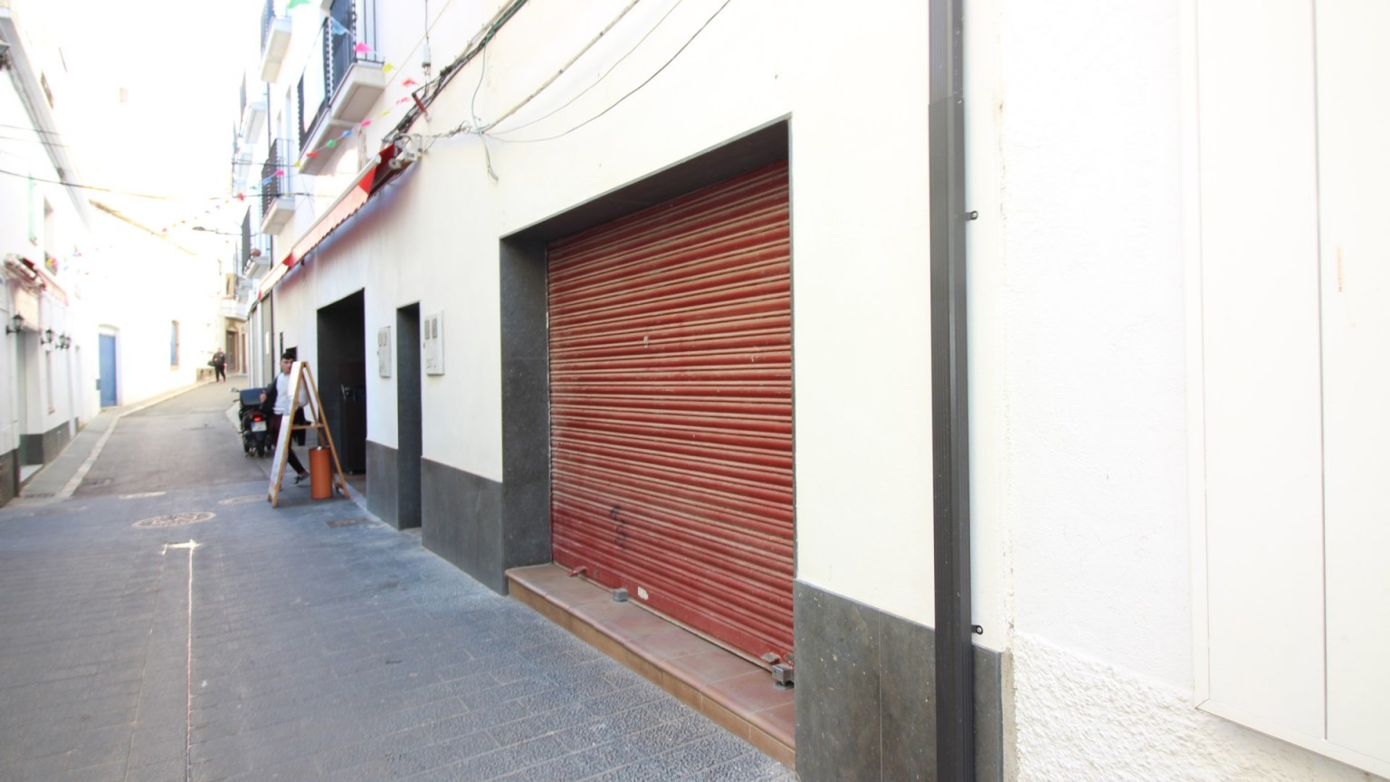 Commercial premises for rent, located  in the center of Roses of 162 m².