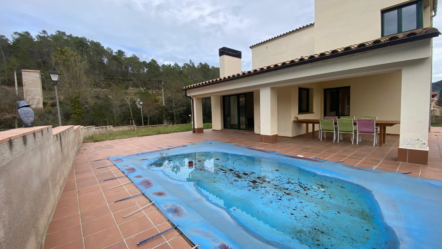 Maison individuelle à louer à Sant Llorenç de la Muga de 4 chambres, jardin et piscine.