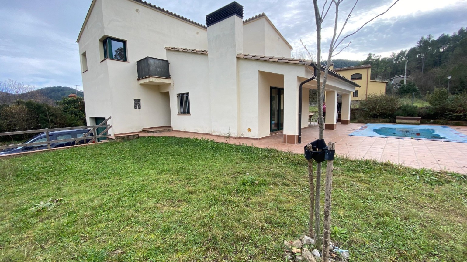 Maison individuelle à louer à Sant Llorenç de la Muga de 4 chambres, jardin et piscine.